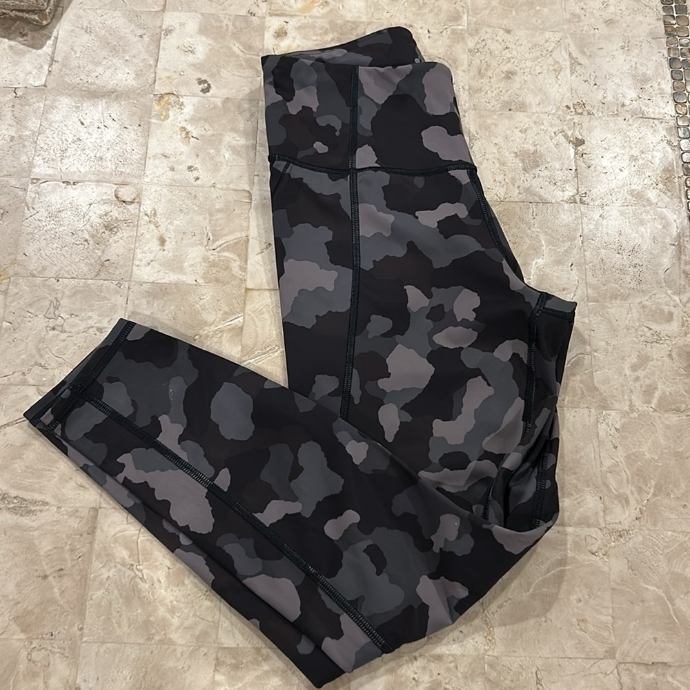 Athleta Camo‎ Athletic Leggings Women’s Lightning 7/8 Tight  Gray Camo Size S